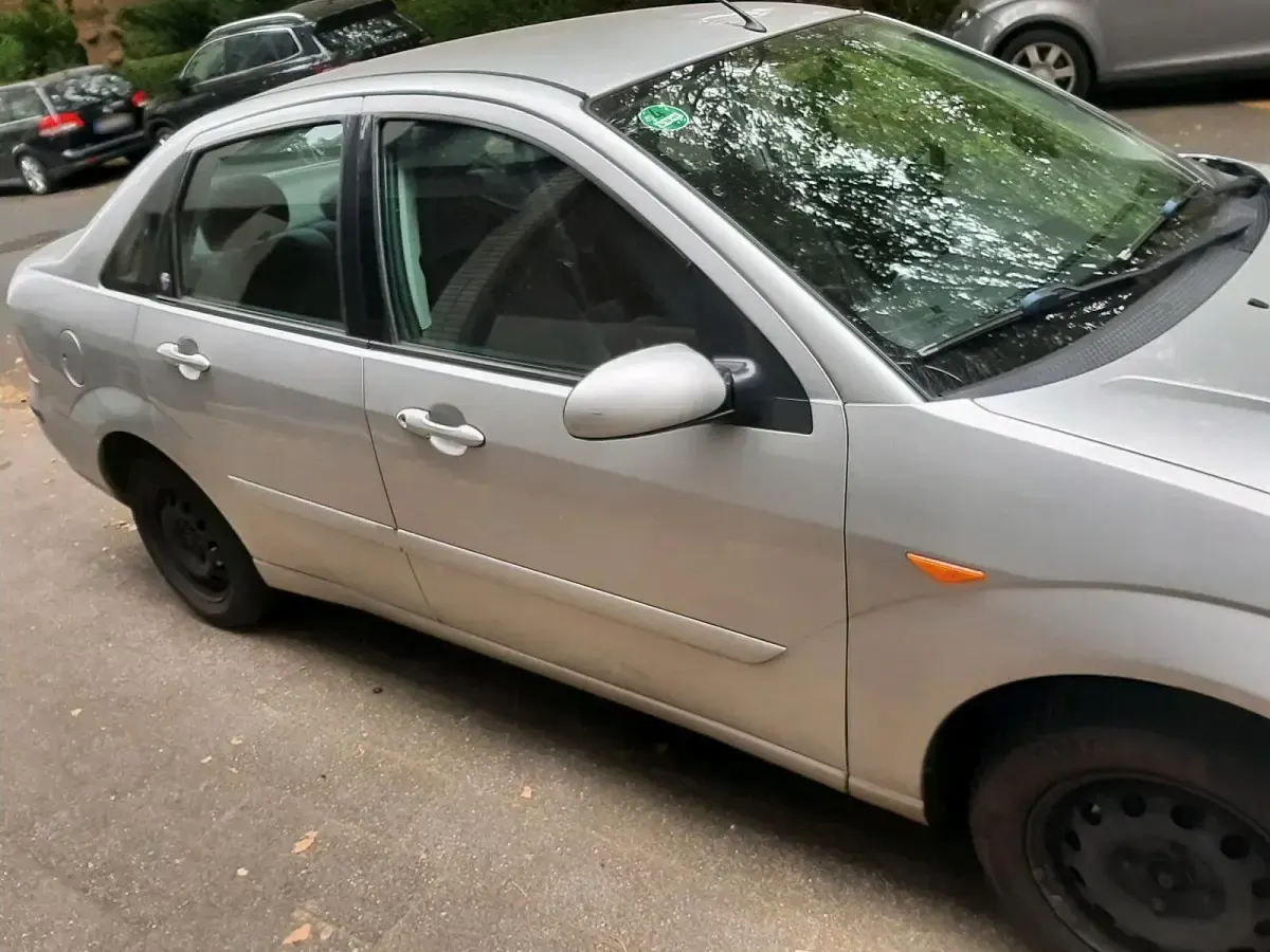 Gebraucht Ford Focus Ghia 100 PS (73 kW) 2002 Silber Limousine