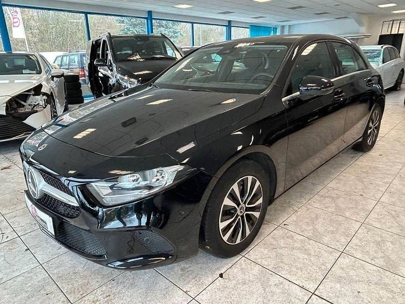 Schwarz Gebraucht 2021 Mercedes A200 Limousine | 16.990 € (Superpreis) - Bild 1/4