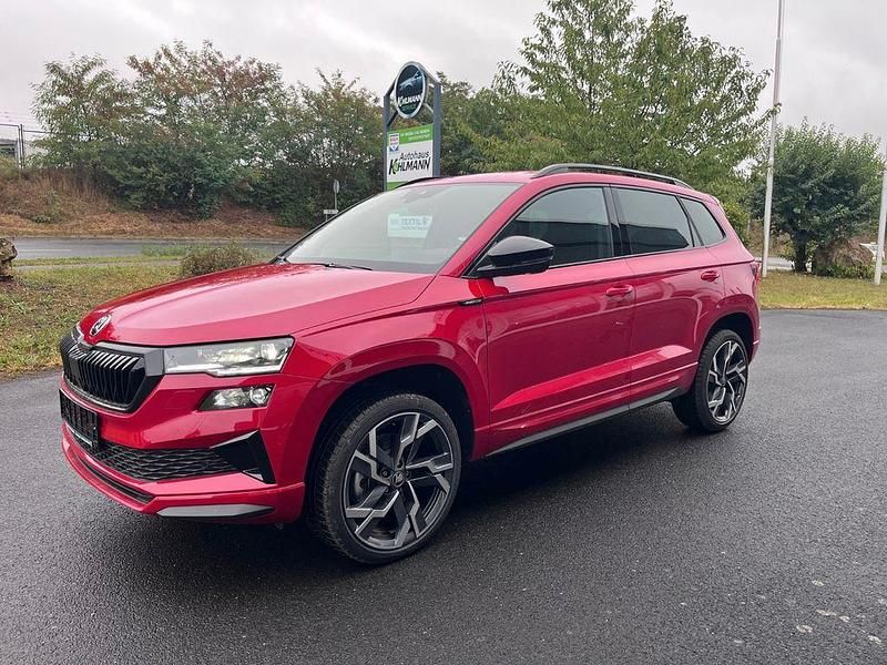 Rot Neu 2025 Skoda Karoq SportLine SUV | 37.990 € (Teuer) - Bild 1/4