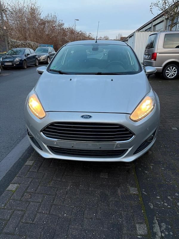 Gebraucht Ford Fiesta Titanium 101 PS (74 kW) 2013 Silber Kleinwagen