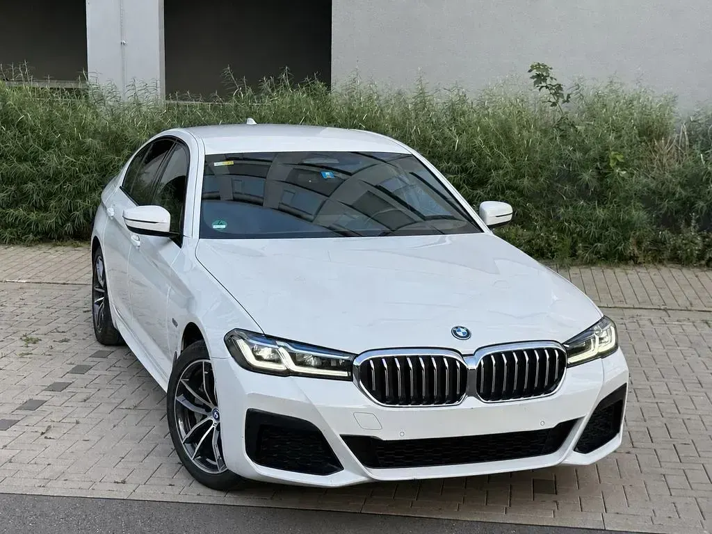 Gebraucht BMW 530e M Sport 292 PS (214 kW) 2023 Alpinweiss iii Limousine