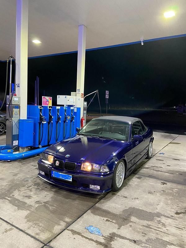 Blau Gebraucht 1997 BMW 318 Cabriolet M Sport Cabrio | 4.800 € (Guter Preis) - Bild 1/4