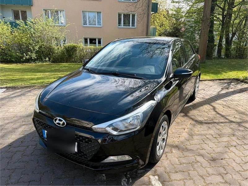 Schwarz Gebraucht 2017 Hyundai i20 Kleinwagen | 6.200 € - Bild 1/4