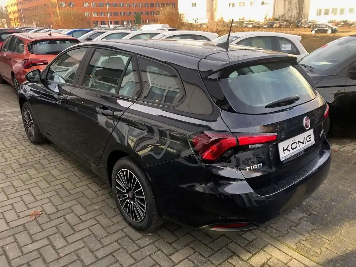 Gebraucht Fiat Tipo Basis 131 PS (96 kW) 2023 Cinema schwarz (5cd) Limousine