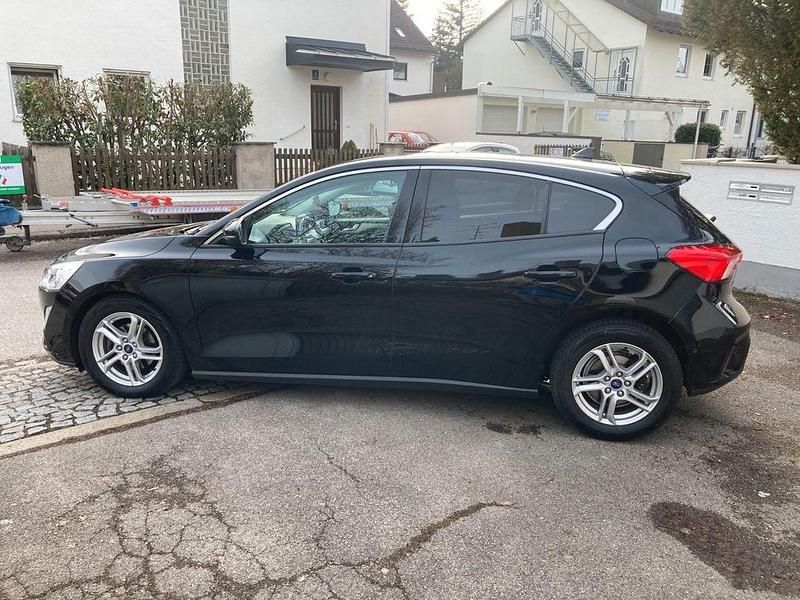 Gebraucht Ford Focus Cool & Connect 125 PS (91 kW) 2019 Schwarz Limousine