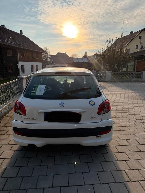 Gebraucht Peugeot 206+ 75 PS (55 kW) 2010 Weiß Kleinwagen