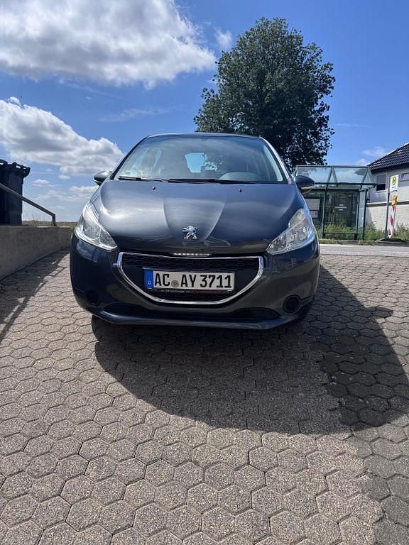 Grau Gebraucht 2014 Peugeot 208 Active Kleinwagen | 4.000 € (Guter Preis) - Bild 1/4