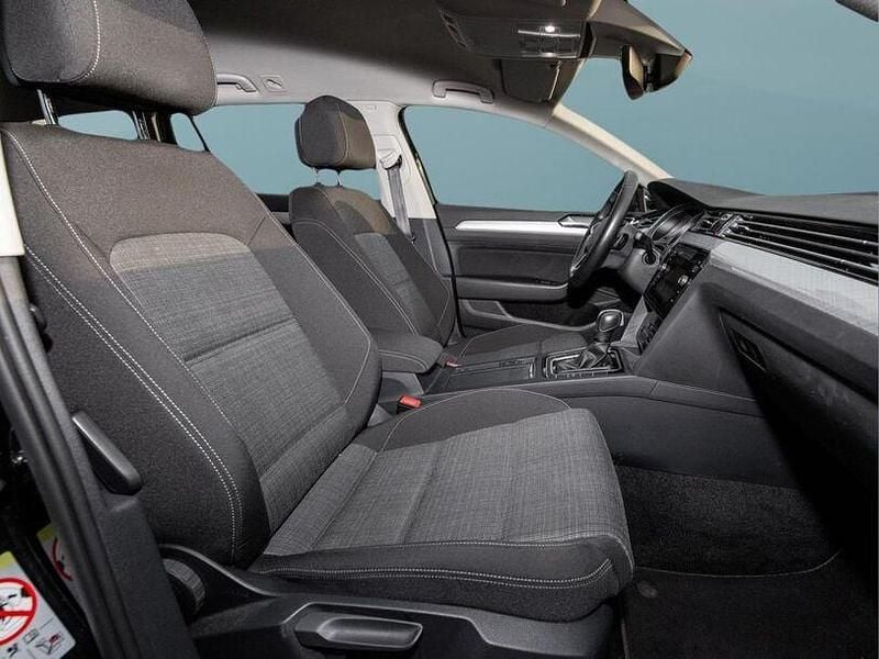 Gebraucht VW Passat 122 PS (89 kW) 2022 Schwarz Kombi