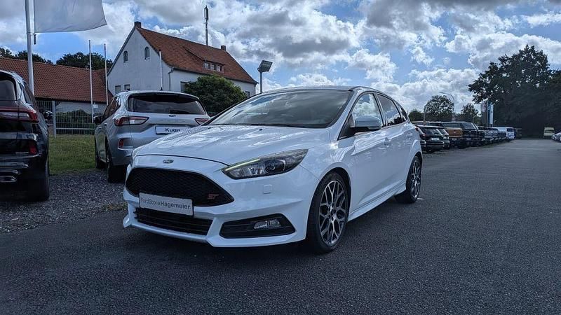 Frostweiß Gebraucht 2017 Ford Focus Sport Limousine | 18.490 € (Etwas zu teuer) - Bild 1/4