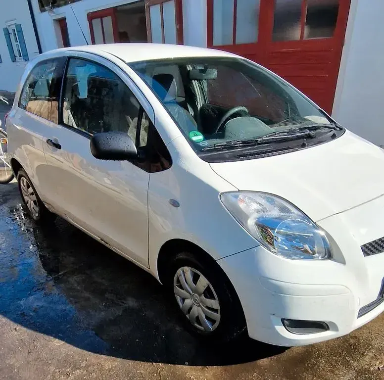 Gebraucht Toyota Yaris 69 PS (50 kW) 2009 Weiß Kleinwagen