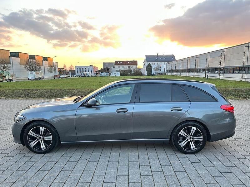 Gebraucht Mercedes C220 Night 200 PS (147 kW) 2023 Selenitgrau Kombi