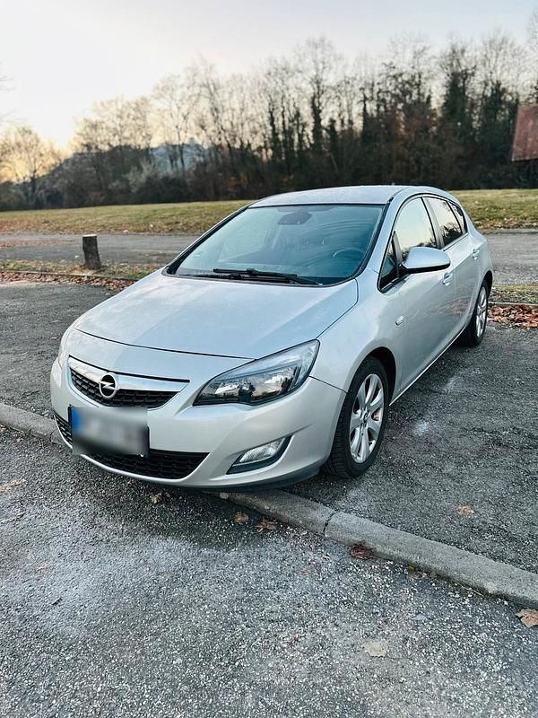 Silber Gebraucht 2011 Opel Astra Kleinwagen | 2.600 € (Guter Preis) - Bild 1/4
