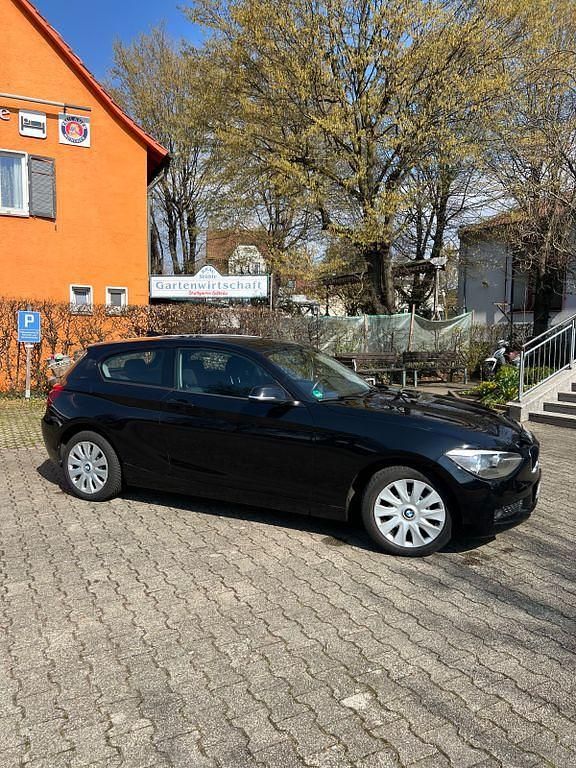 Gebraucht BMW 114 102 PS (75 kW) 2013 Schwarz Kleinwagen