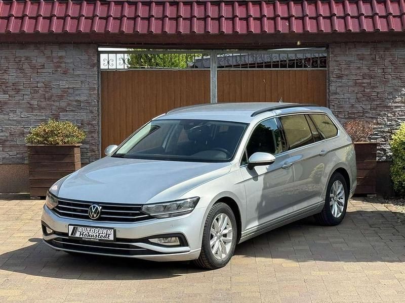 Reflexsilber metallic Gebraucht 2021 VW Passat Business Kombi | 14.499 € (Fairer Preis) - Bild 1/4