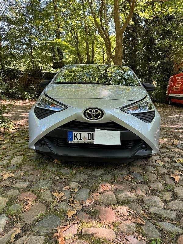 Silber Gebraucht 2022 Toyota Aygo Kleinwagen | 6.300 € (Superpreis) - Bild 1/4