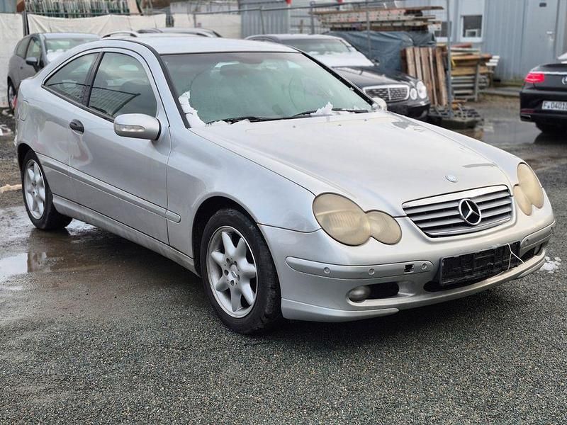 Gebraucht Mercedes C180 129 PS (94 kW) 2001 Silber Coupé