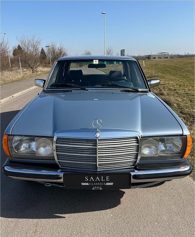 Gebraucht Mercedes 200 109 PS (80 kW) 1982 Silber Limousine
