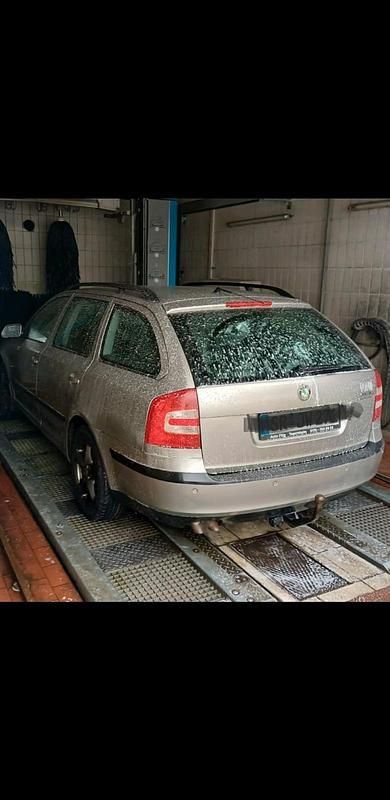 Grau Gebraucht 2009 Skoda Octavia Kombi | 4.900 € - Bild 1/4