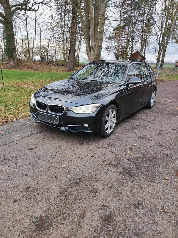 Schwarz Gebraucht 2013 BMW 325 Sport Line Kombi | 13.990 € (Fairer Preis) - Bild 1/4