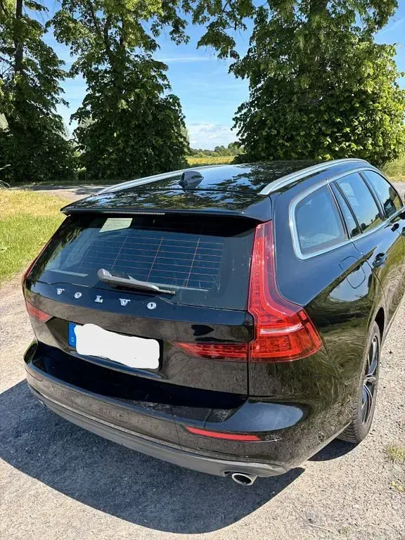 Gebraucht Volvo V60 Momentum 197 PS (144 kW) 2021 Schwarz Kombi
