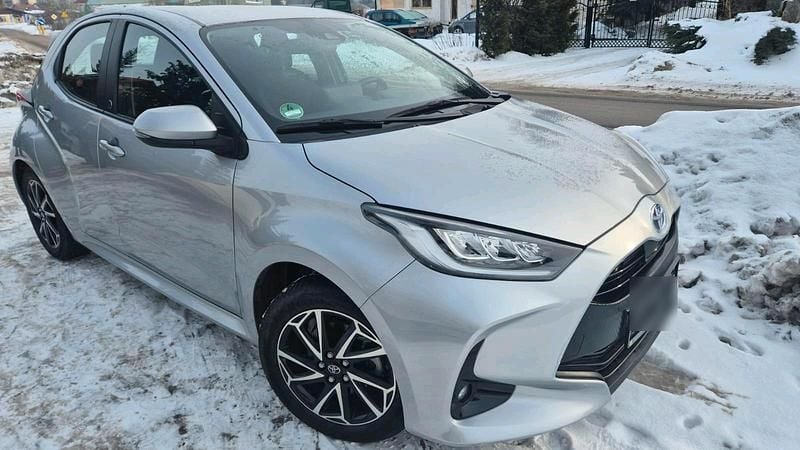 Gebraucht Toyota Yaris Hybrid 92 PS (67 kW) 2022 Silber Kleinwagen