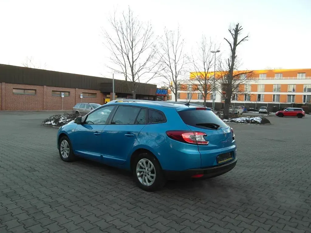 Gebraucht Renault Mégane LIMITED 132 PS (97 kW) 2015 Blau Limousine