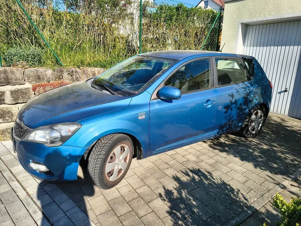 Second-hand Kia Ceed 90 CP (66 kW) 2010 Albastru Hatchback