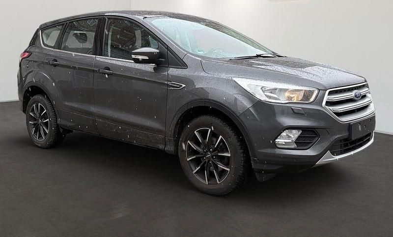 Gebraucht Ford Kuga Trend 150 PS (110 kW) 2019 Grau SUV