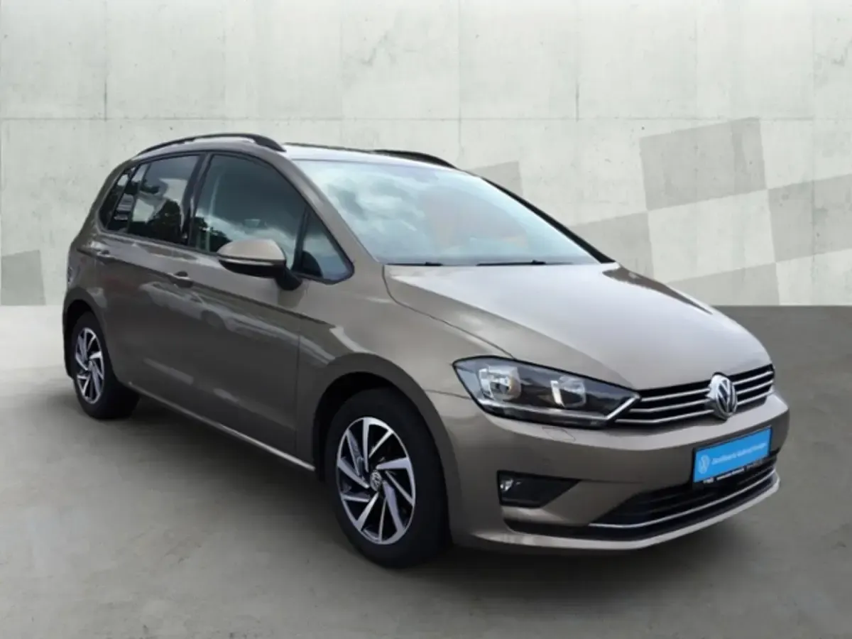 Second-hand VW Golf VII Sound 150 CP (110 kW) 2017 Auriu Berlinǎ