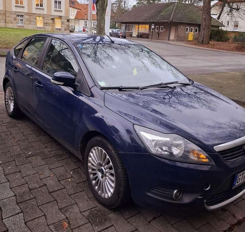 Blau Gebraucht 2010 Ford Focus Limousine | 1.550 € (Fairer Preis) - Bild 1/4