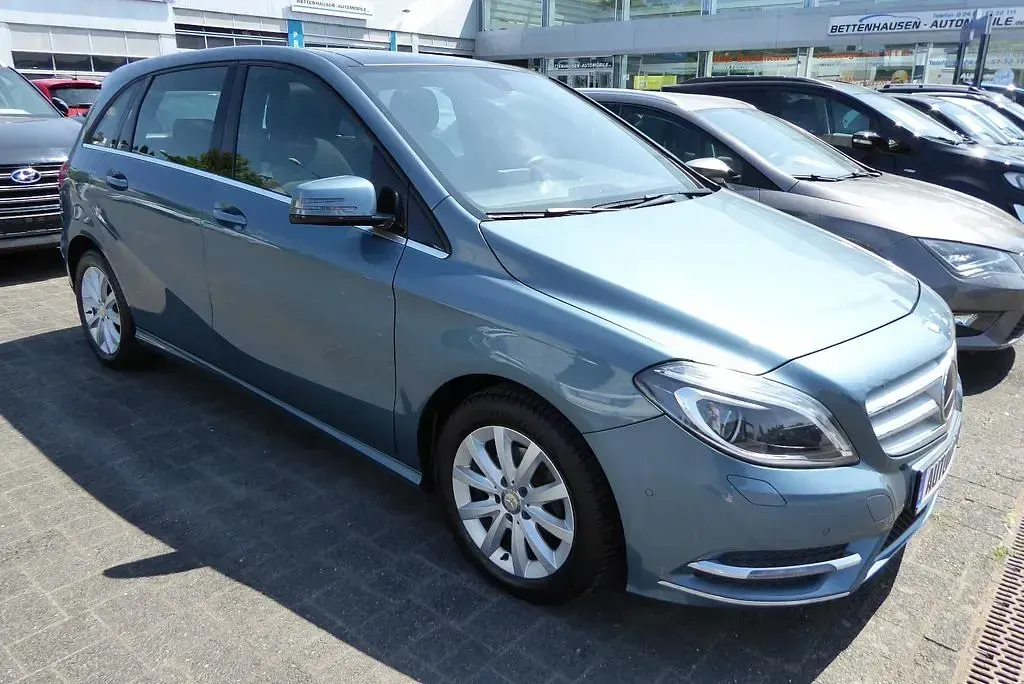 Gebraucht Mercedes B180 122 PS (89 kW) 2012 Blau Kleinwagen