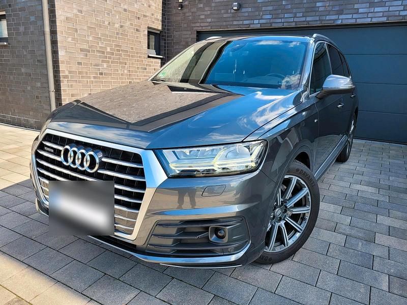 Grau Gebraucht 2015 Audi Q7 Comfort SUV | 29.999 € (Etwas zu teuer) - Bild 1/4