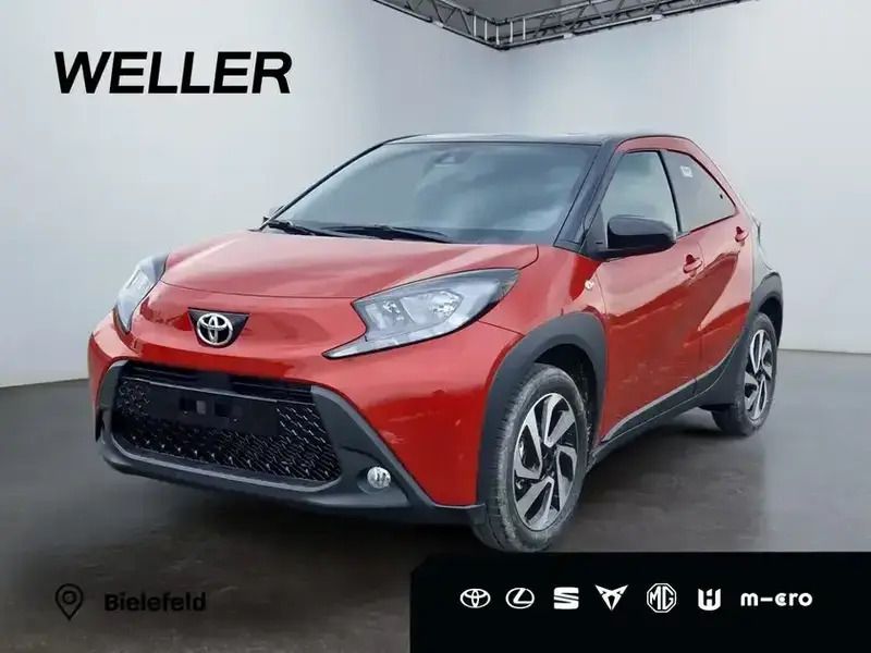 Chili red perleffekt/dach mysticschwarz mica (rot) Neu 2025 Toyota Aygo Team Kleinwagen | 18.490 € - Bild 1/3