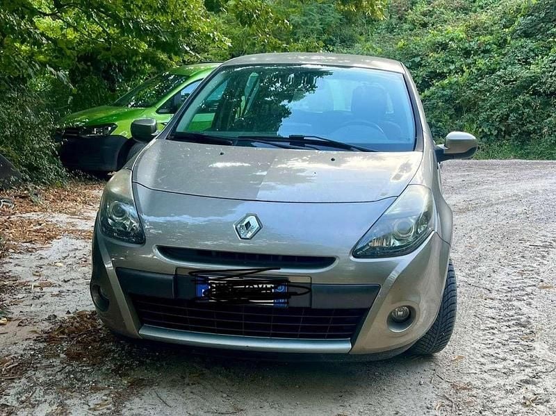 Bronze Gebraucht 2009 Renault Clio III Dynamique Limousine | 4.000 € (Fairer Preis) - Bild 1/1