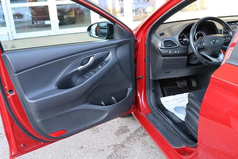 Gebraucht Hyundai i30 Passion Plus 140 PS (102 kW) 2018 Fiery red / mic Kombi