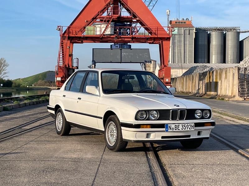 Weiß Gebraucht 1988 BMW 316 Limousine | 8.500 € - Bild 1/4