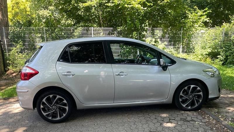 Silber Gebraucht 2011 Toyota Auris Hybrid Executive Limousine | 9.500 € (Guter Preis) - Bild 1/4