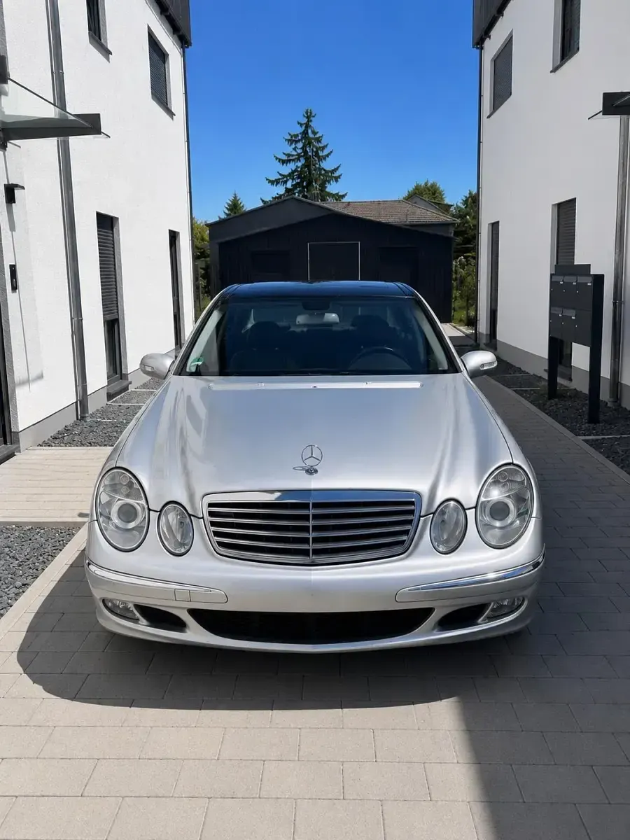 Gebraucht Mercedes E220 150 PS (110 kW) 2002 Silber Limousine