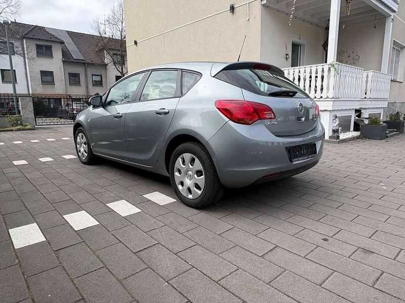 Gebraucht Opel Astra Active 87 PS (63 kW) 2012 Grau Limousine