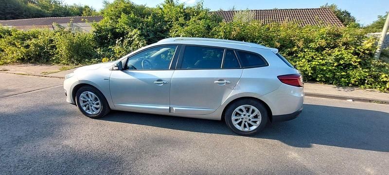 Silber Gebraucht 2015 Renault Mégane GrandTour LIMITED Kombi | 8.295 € (Fairer Preis) - Bild 1/4
