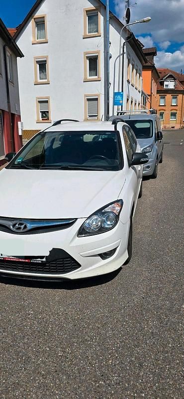 Weiß Gebraucht 2012 Hyundai i30 Kombi | 2.000 € - Bild 1/4