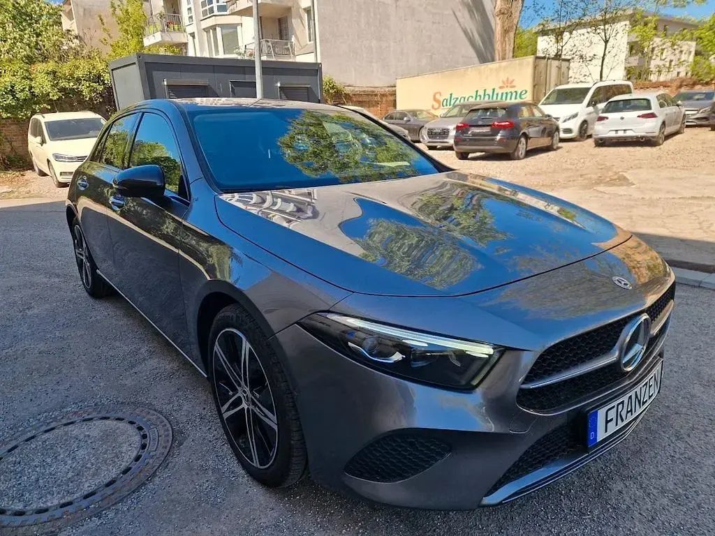 Gebraucht Mercedes A180 Night 136 PS (100 kW) 2024 Grau Limousine