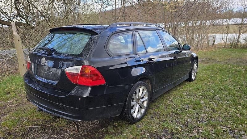 Gebraucht BMW 318 129 PS (94 kW) 2006 Schwarz Kombi