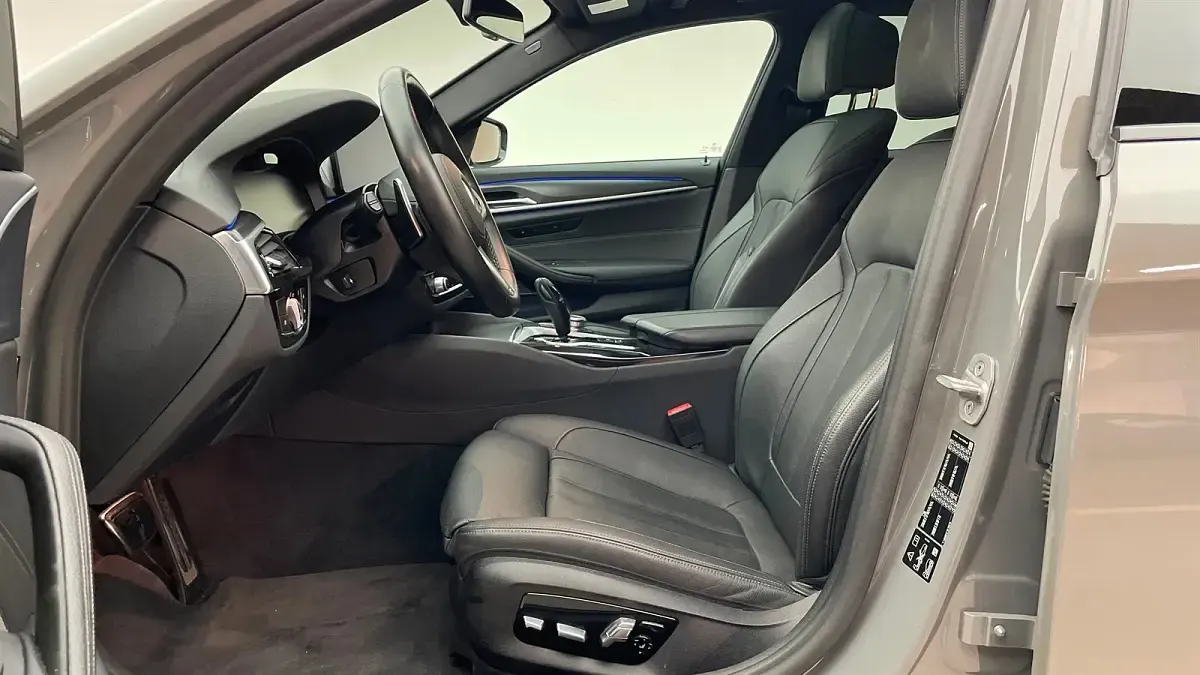 Gebraucht BMW M550 Efficient Dynamics 530 PS (389 kW) 2021 Berninagrau bernsteineffekt Limousine