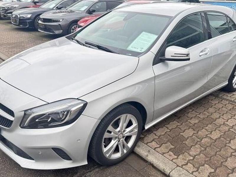 Gebraucht Mercedes A180 122 PS (89 kW) 2016 Silber Limousine