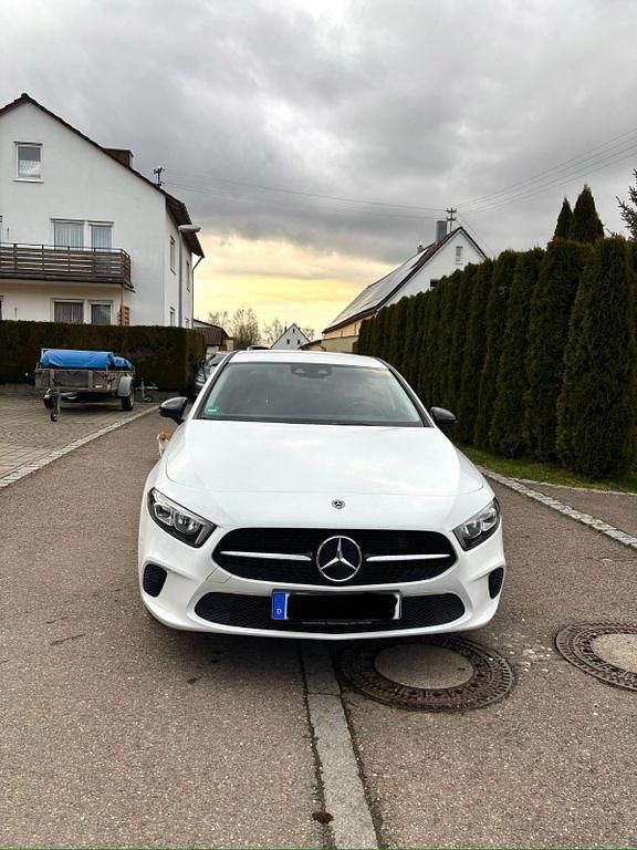 Weiß Gebraucht 2019 Mercedes A200 Limousine | 19.000 € (Fairer Preis) - Bild 1/4