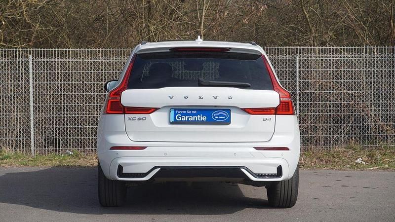 Gebraucht Volvo XC60 Plus 197 PS (144 kW) 2022 Weiß SUV