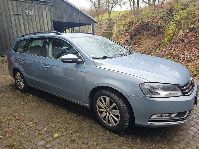 Blau Gebraucht 2013 VW Passat Edition Kombi | 6.999 € (Fairer Preis) - Bild 1/4