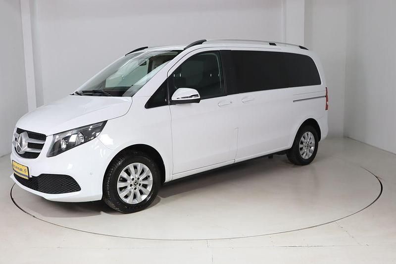 Weiß Gebraucht 2022 Mercedes V220 Van / Kleinbus | 30.980 € (Superpreis) - Bild 1/4