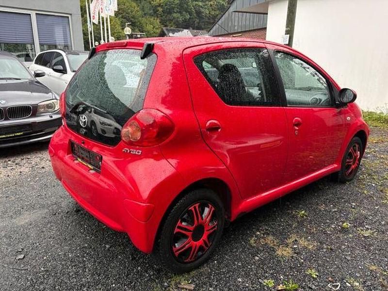 Gebraucht Toyota Aygo 68 PS (50 kW) 2010 Rot Kleinwagen